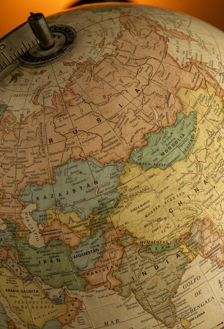 Oude wereldbol met Rusland, Centraal-Azië en China in beeld