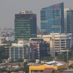 Kantoortorens en bebouwing in het centrum van Jakarta