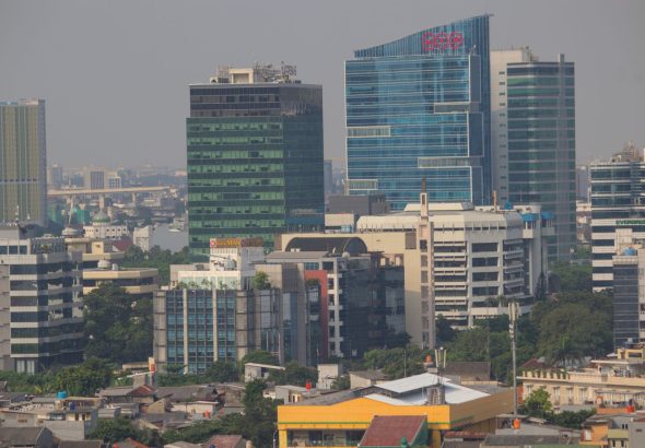 Kantoortorens en bebouwing in het centrum van Jakarta