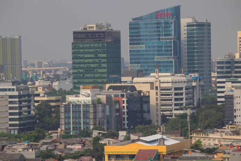 Kantoortorens en bebouwing in het centrum van Jakarta