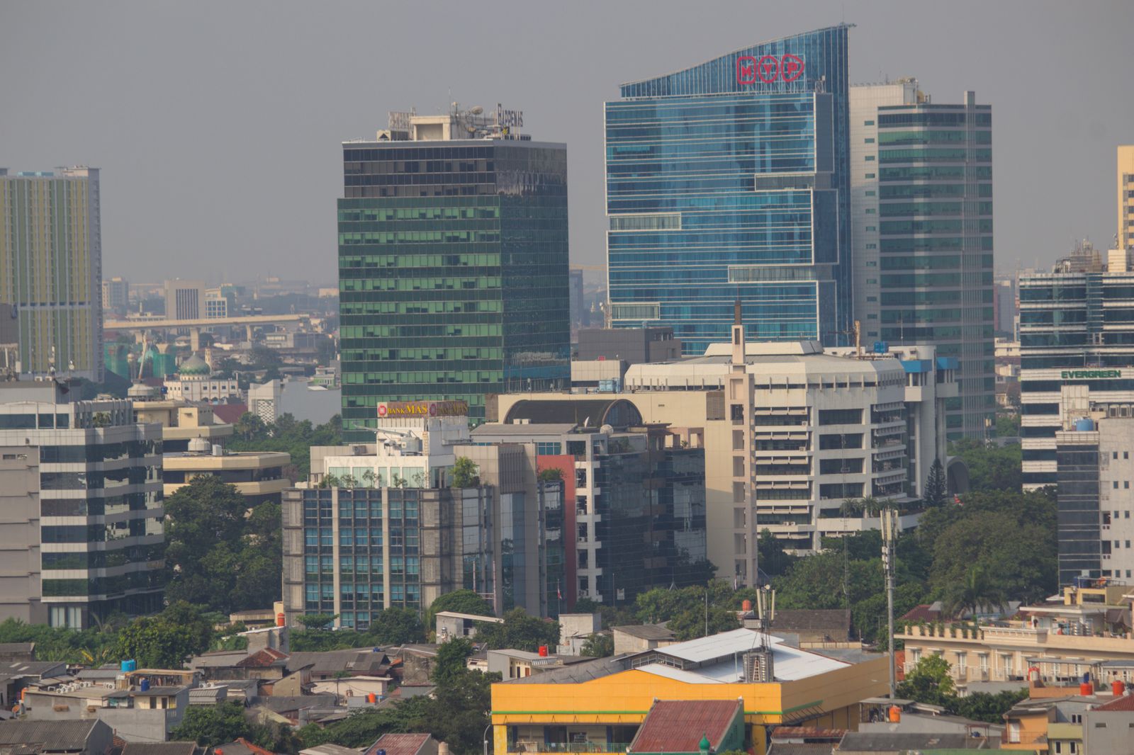 Kantoortorens en bebouwing in het centrum van Jakarta