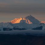 Mount Everest bij zonsopkomst, gezien vanaf de Tibetaanse kant