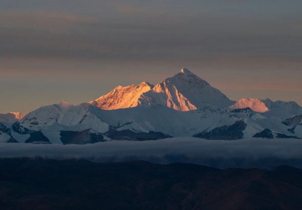Mount Everest bij zonsopkomst, gezien vanaf de Tibetaanse kant