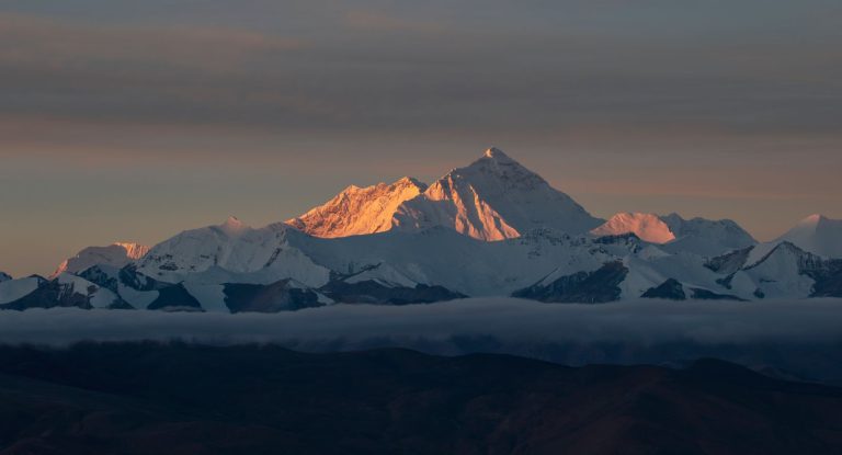 Mount Everest bij zonsopkomst, gezien vanaf de Tibetaanse kant