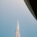 De Burj Khalifa in Dubai tegen een heldere lucht, van onderaf gezien