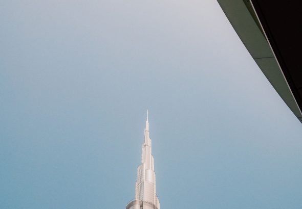 De Burj Khalifa in Dubai tegen een heldere lucht, van onderaf gezien