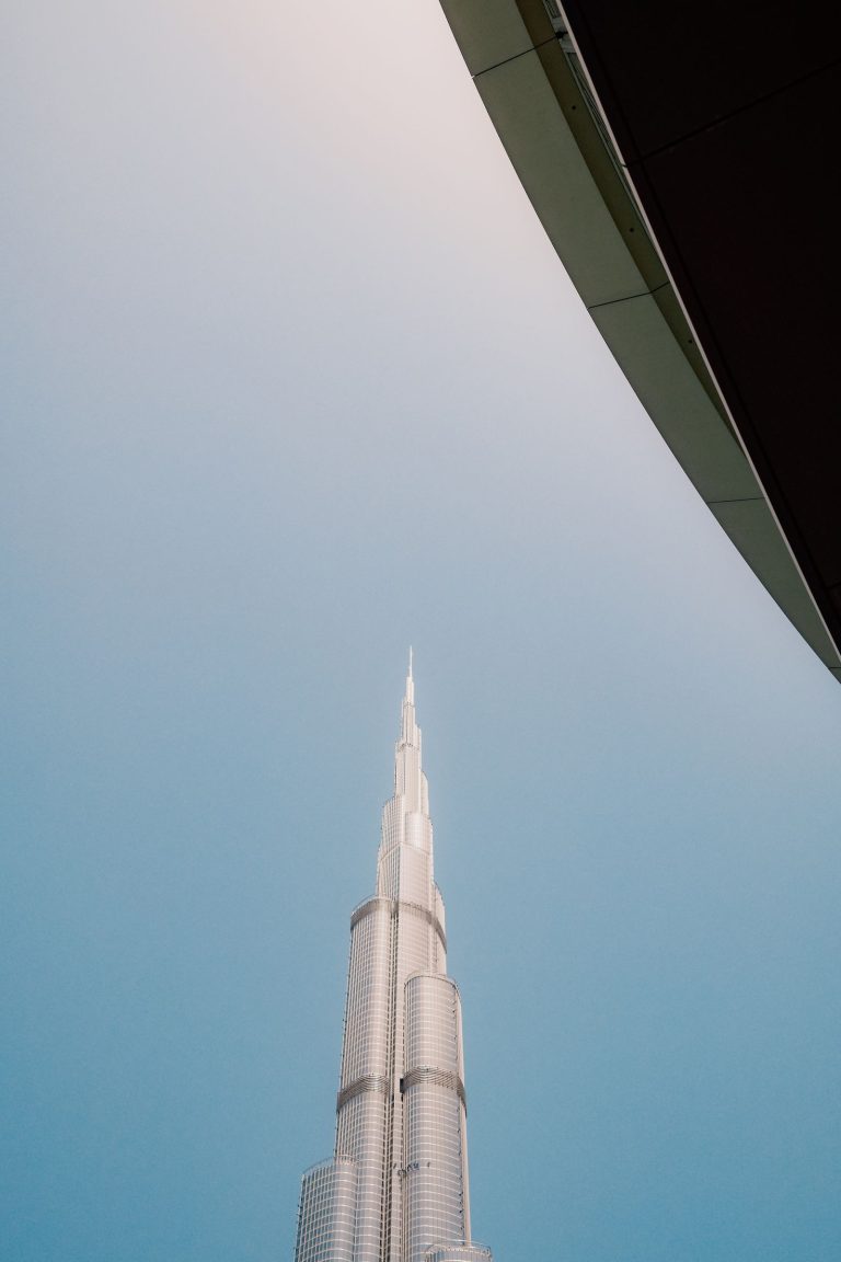 De Burj Khalifa in Dubai tegen een heldere lucht, van onderaf gezien