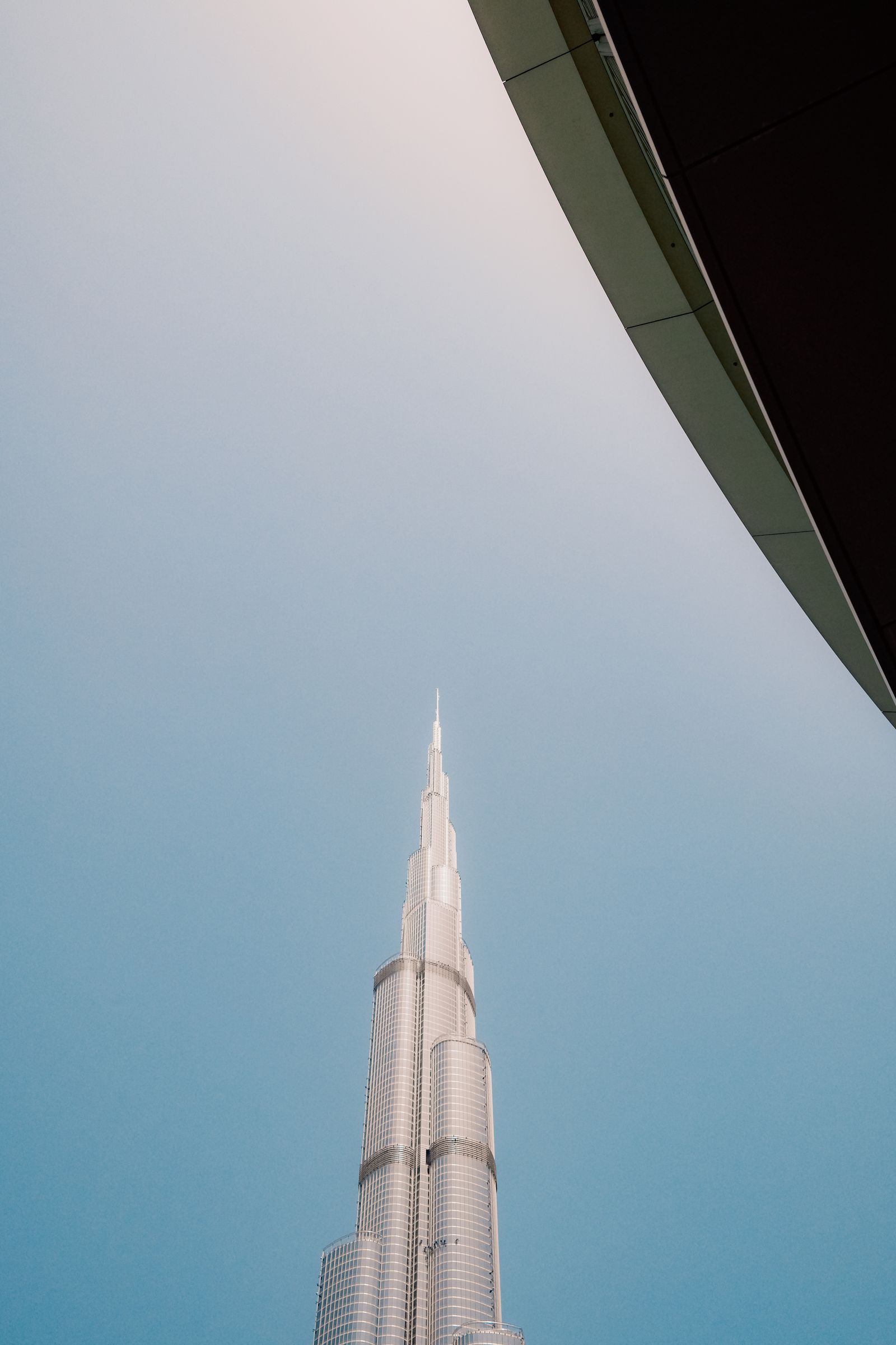 De Burj Khalifa in Dubai tegen een heldere lucht, van onderaf gezien