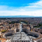 Uitzicht vanaf de koepel van de Sint-Pietersbasiliek over het Sint-Pietersplein in Vaticaanstad en Rome