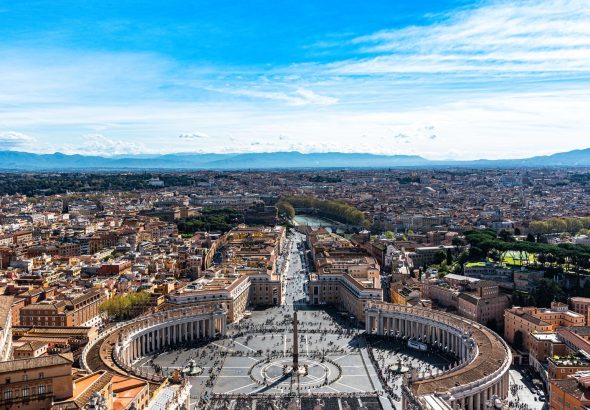 Uitzicht vanaf de koepel van de Sint-Pietersbasiliek over het Sint-Pietersplein in Vaticaanstad en Rome