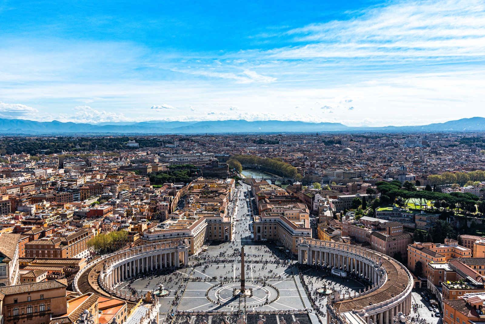 Uitzicht vanaf de koepel van de Sint-Pietersbasiliek over het Sint-Pietersplein in Vaticaanstad en Rome
